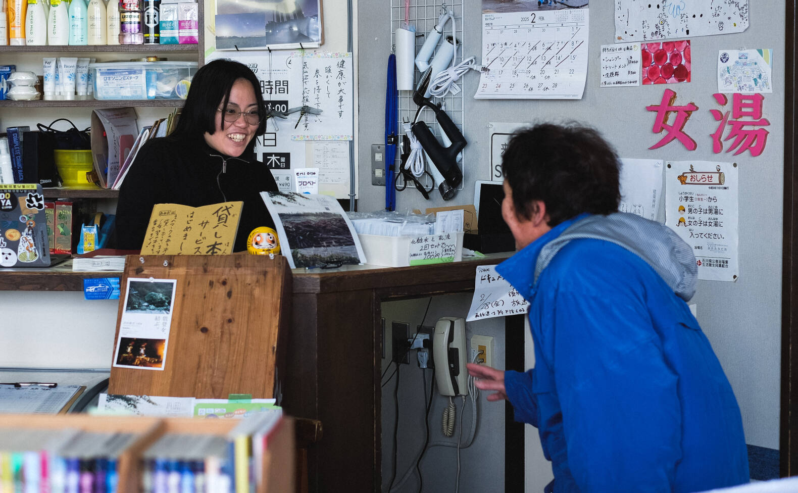 受付で番台とお客さんが談笑している様子